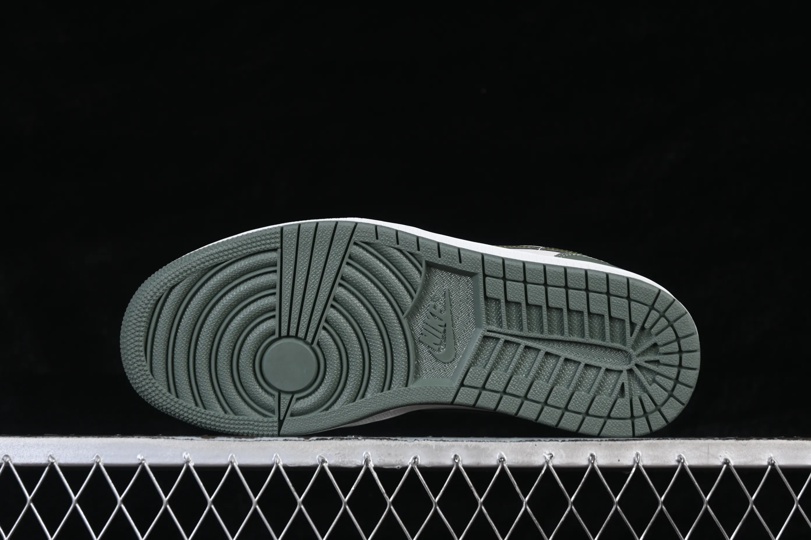 All categories Air Jordan Jordan series basketball shoes Air Jordan 1 Low High-end customized low-top sneakers Air Jordan 1 Low AJ1 Joe 1 meter white and green low-level cultural casual sneakers 553558-300